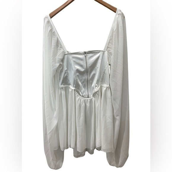 White costume dress, satin bodice and billowy sleeves. Cut out in the back. XL - Picture 3 of 6